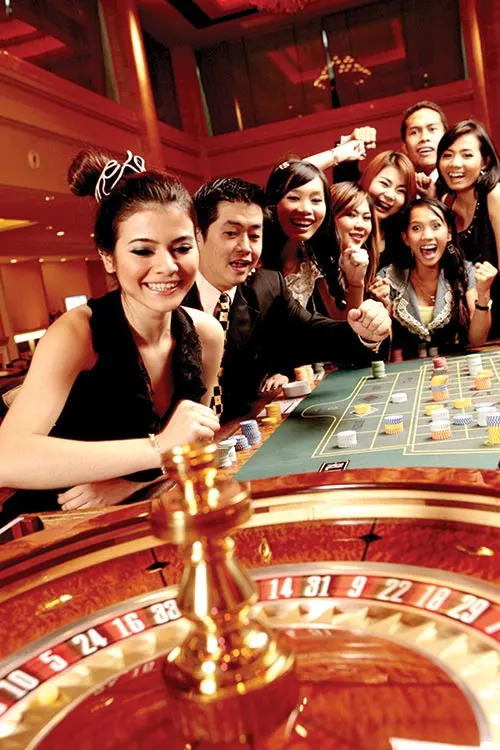 Các cô gái đang chơi bài tại casino trực tuyến được cấp phép của 8xbet